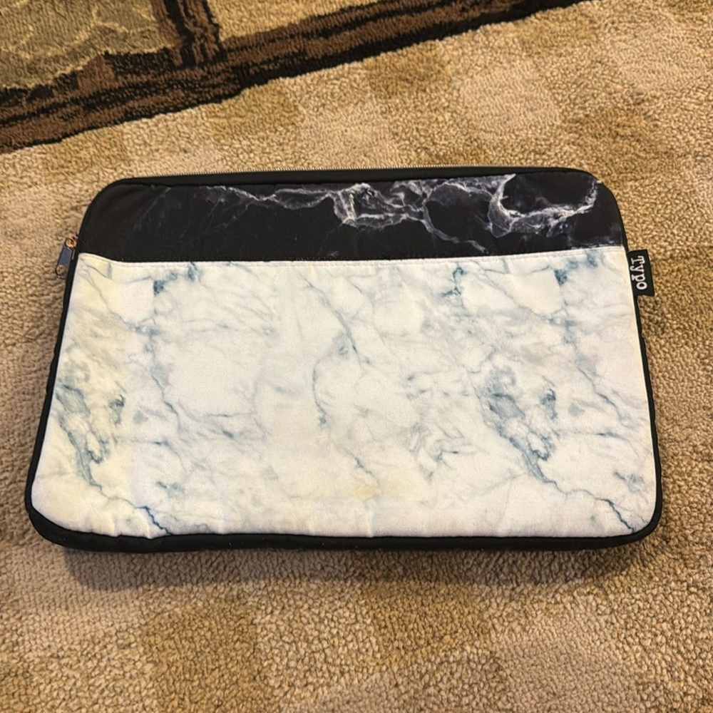 Laptop case - Picture 1 of 2